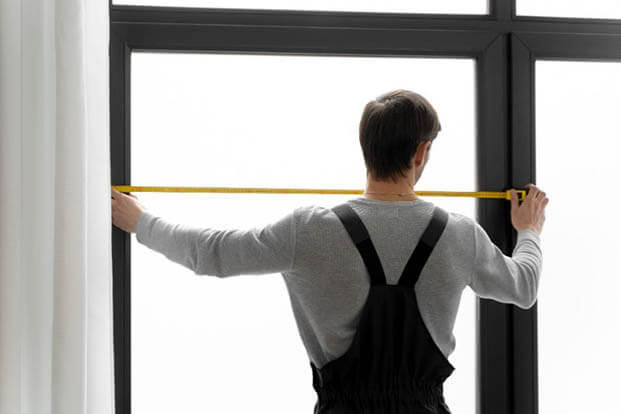 prise de mesures précises pour la pose d'un volet roulant.