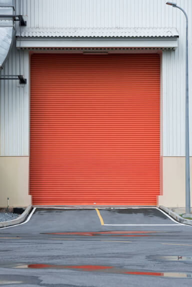Dépannage d'un rideau métallique de couleur rouge