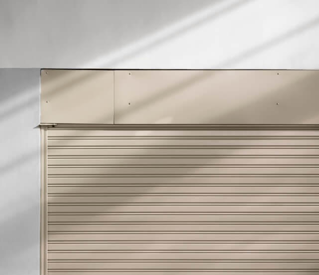 Rideau métallique motorisé de couleur beige
